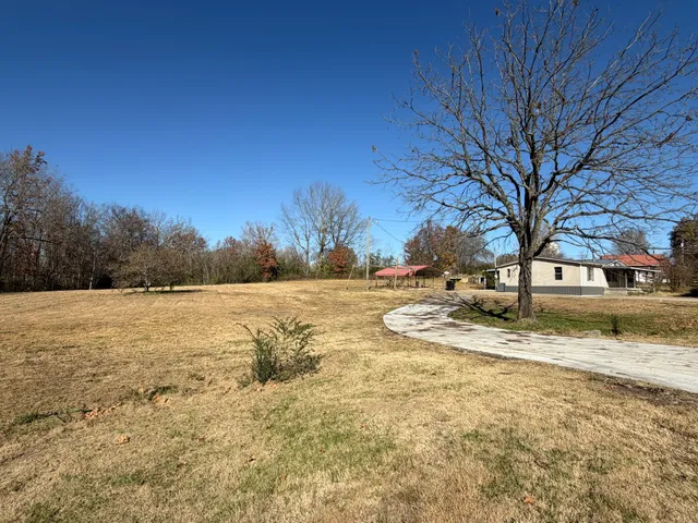 a view of a yard with a house