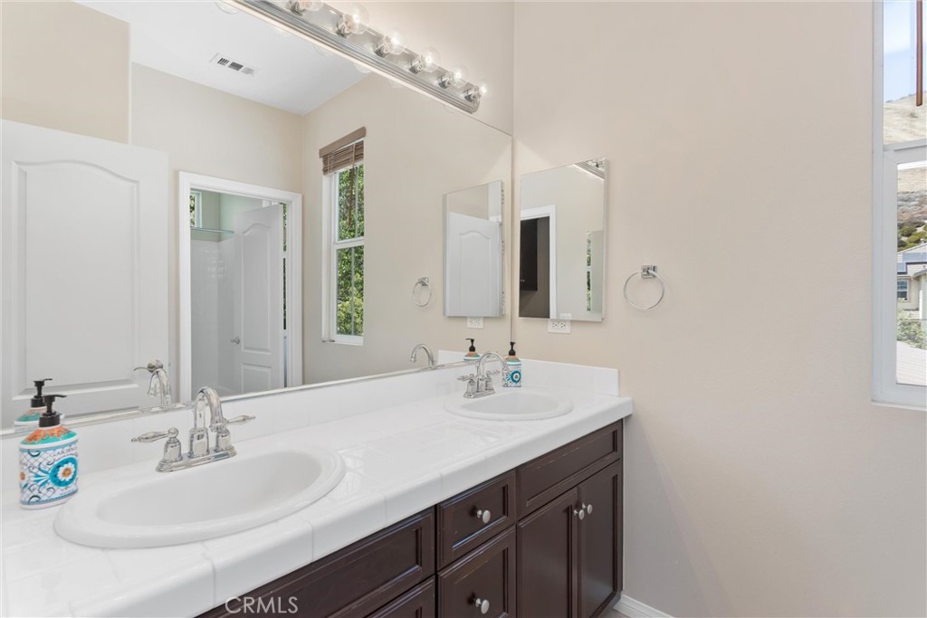 33369 Gold Mountain Road Yucaipa, CA 92399 - Photo 38 of 65 Upstairs bathroom #2
