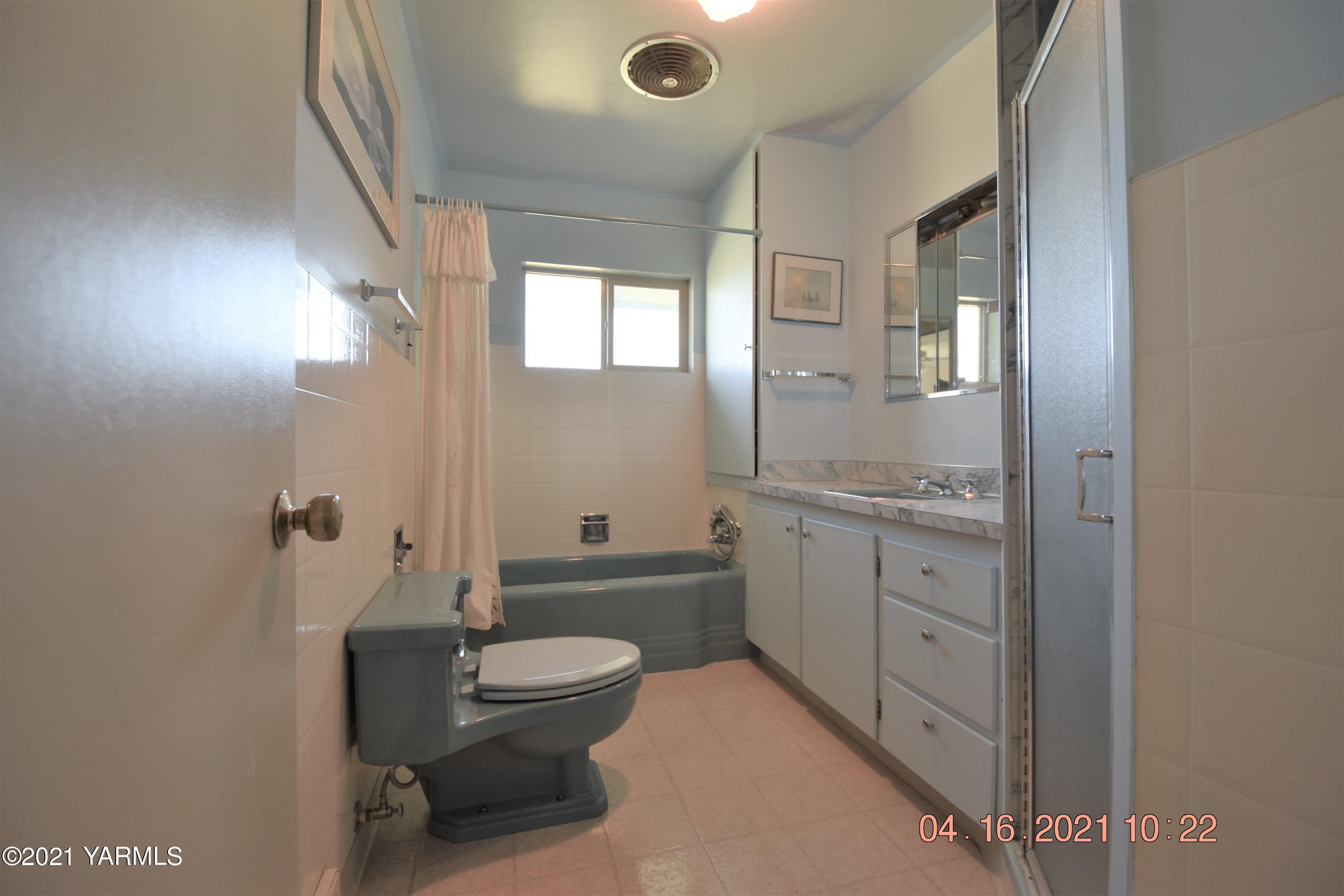 702 North Mize Road Yakima, WA 98908 - Photo 14 of 34 a bathroom with a sink a toilet and shower