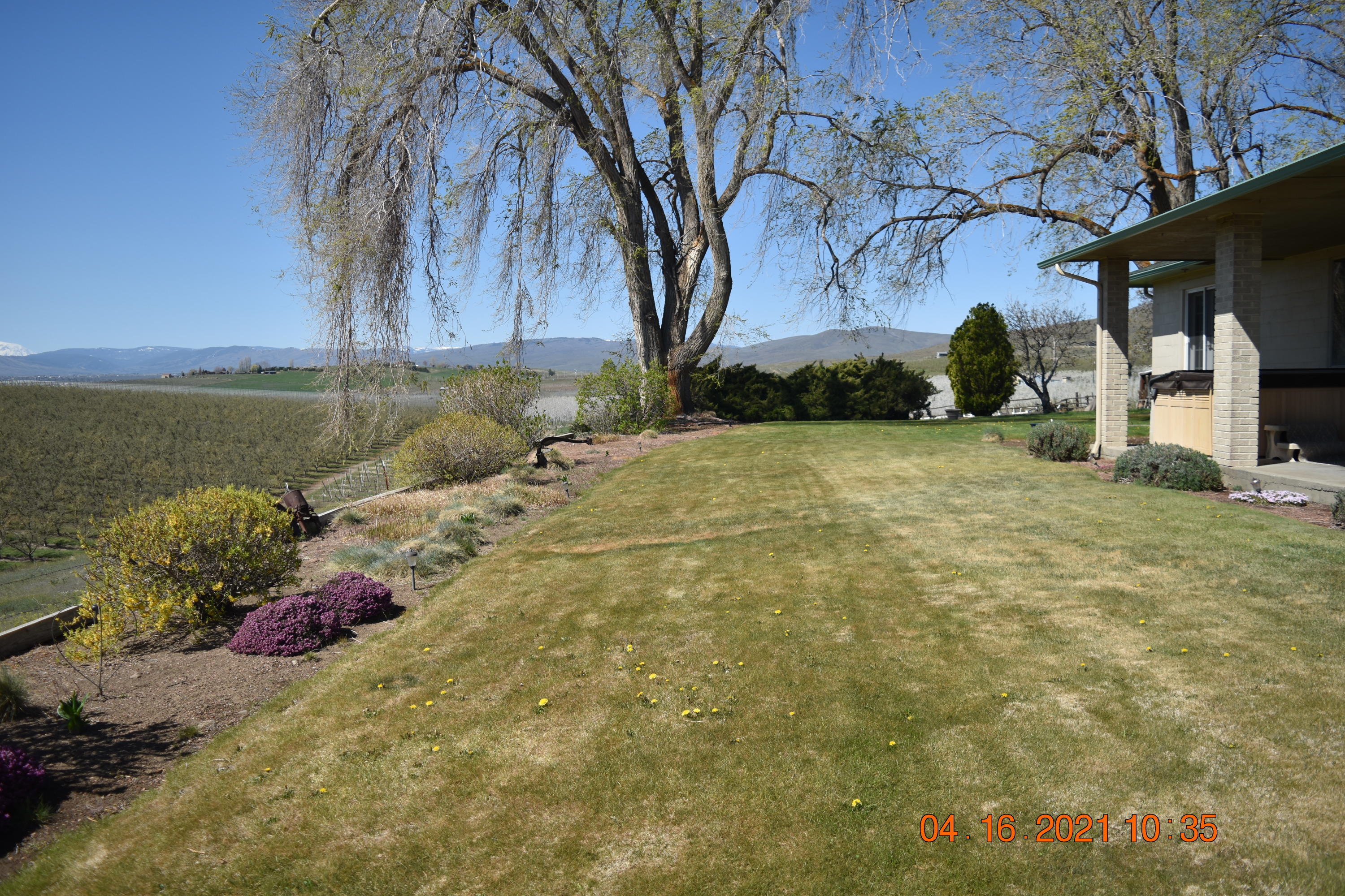 702 North Mize Road Yakima, WA 98908 - Photo 22 of 34 a view of a backyard