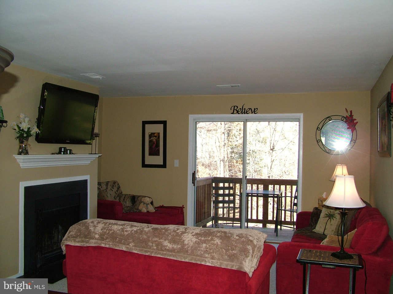7708 Lexton Place, Unit 82 Springfield, VA 22152 - Photo 5 of 25 Living Room