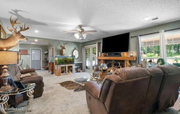 $395,000 | 6193 Nesbit Road, Lake Cormorant, MS 38641