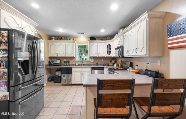 $395,000 | 6193 Nesbit Road, Lake Cormorant, MS 38641