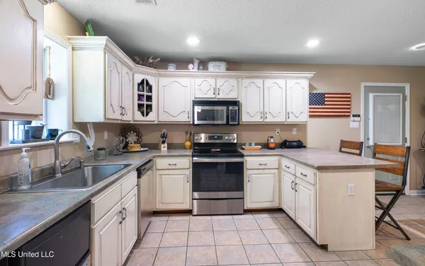 $395,000 | 6193 Nesbit Road, Lake Cormorant, MS 38641