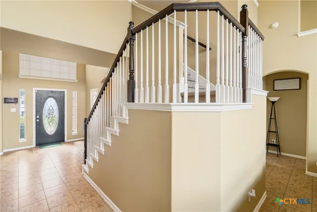 a view of an entryway with a livingroom