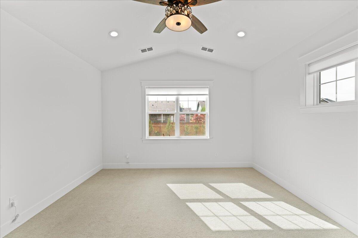 409 Castle Terrace Drive Central Point, OR 97502 - Photo 19 of 33