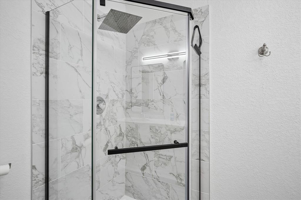 1476 Hampton Road Grapevine, TX 76051 - Photo 13 of 22 Primary Bathroom