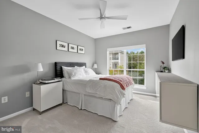 $299,950 | 4862 Eisenhower Avenue, Unit 460, Alexandria, VA 22304