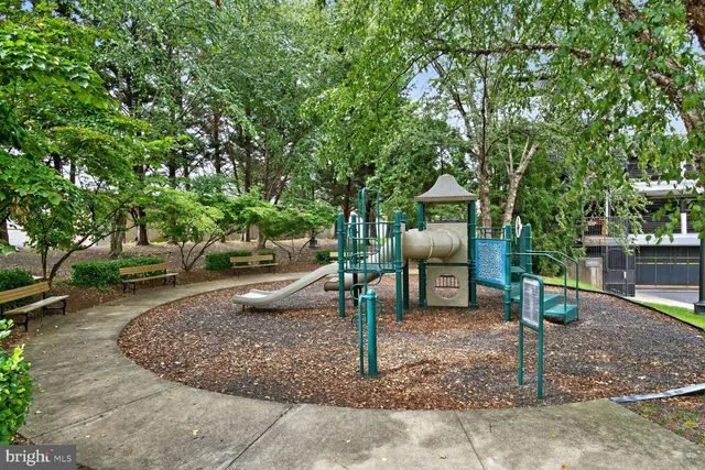 $299,950 | 4862 Eisenhower Avenue, Unit 460, Alexandria, VA 22304