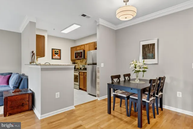 $299,950 | 4862 Eisenhower Avenue, Unit 460, Alexandria, VA 22304