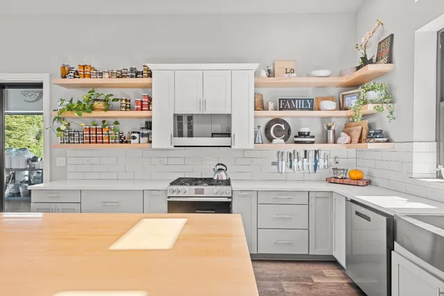 a livingroom with workspace and a couch
