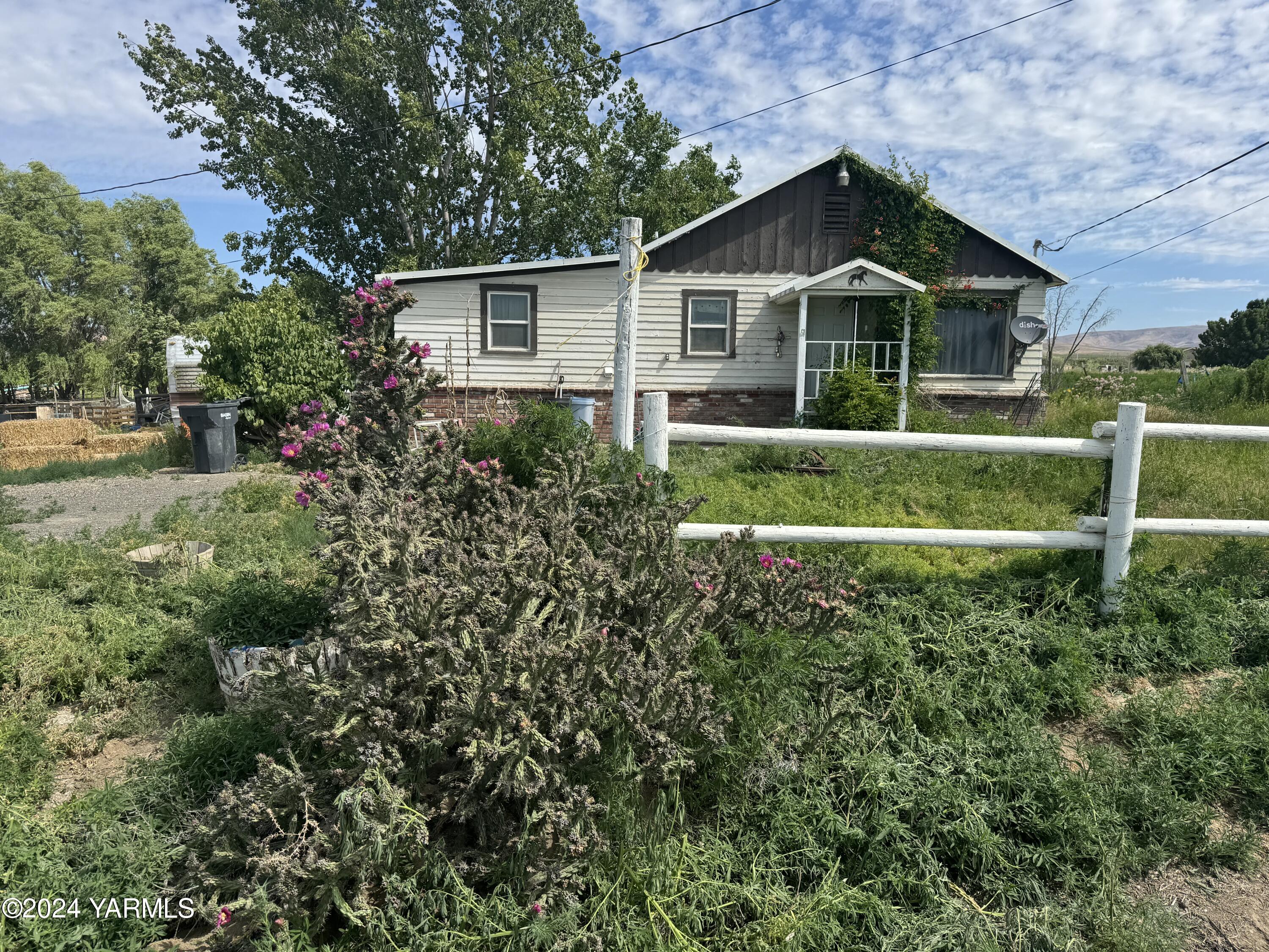 6693 Independence Road Sunnyside, WA 98944 - Photo 2 of 9 IMG_6657
