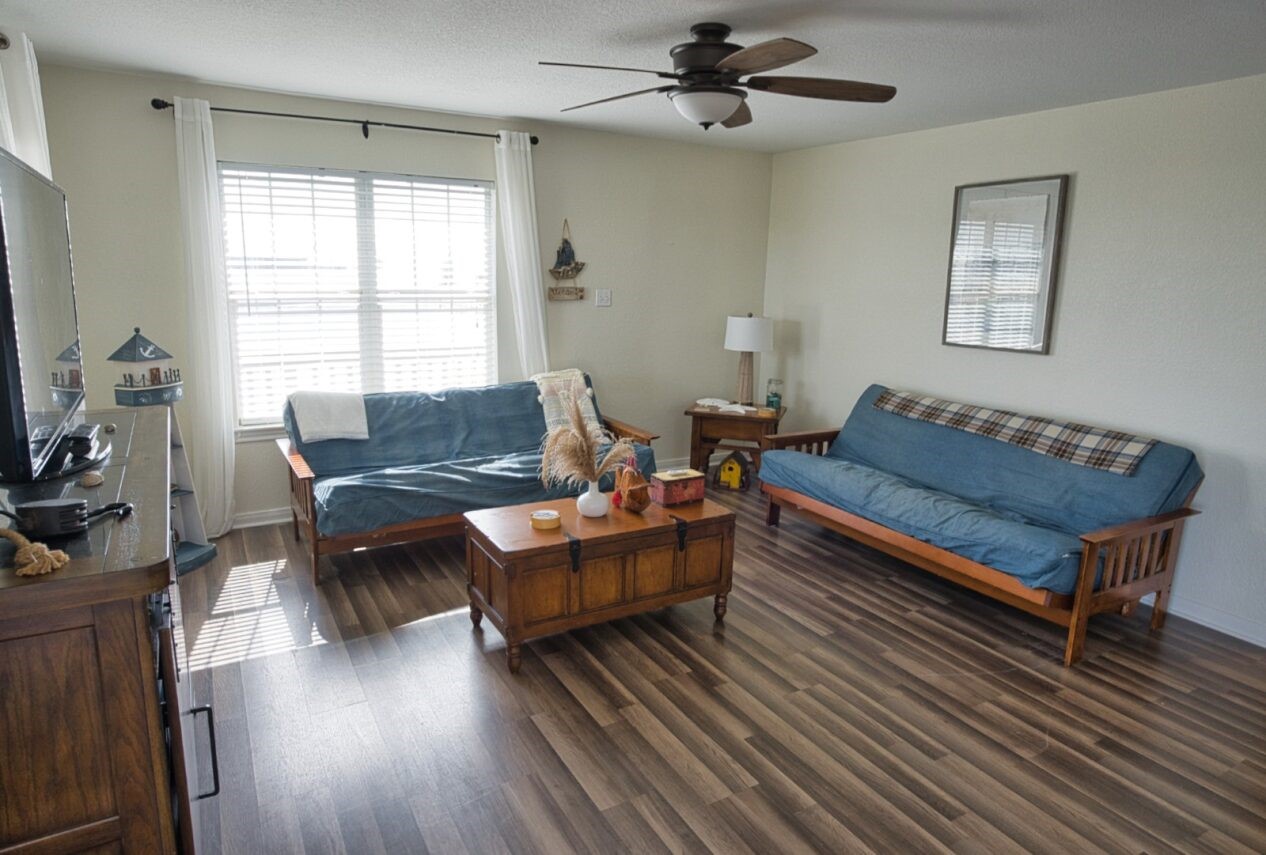 763 Gulfview North Sargent, TX 77414 - Photo 8 of 38 Spacious Livingroom