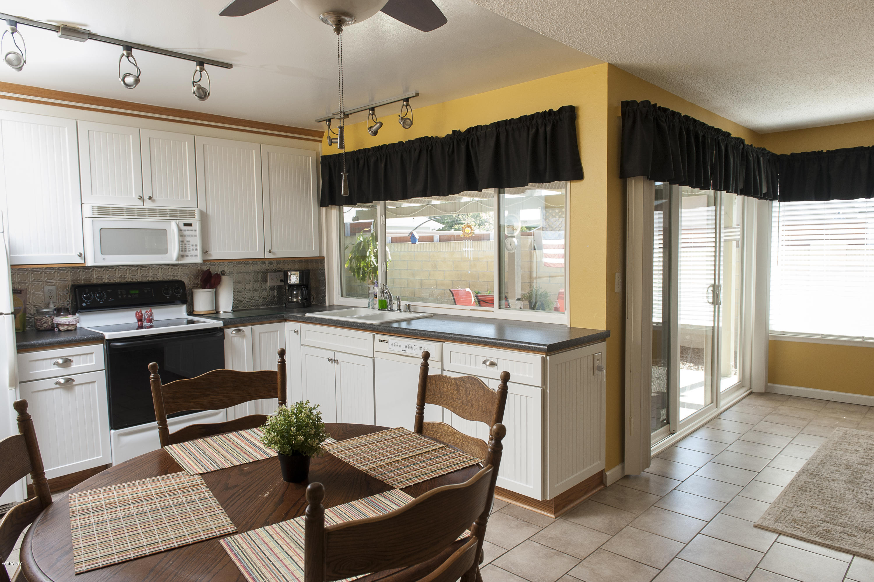 2640 Ericson Place Simi Valley, CA 93065 - Photo 9 of 32 20171004_2640_Ericson_029