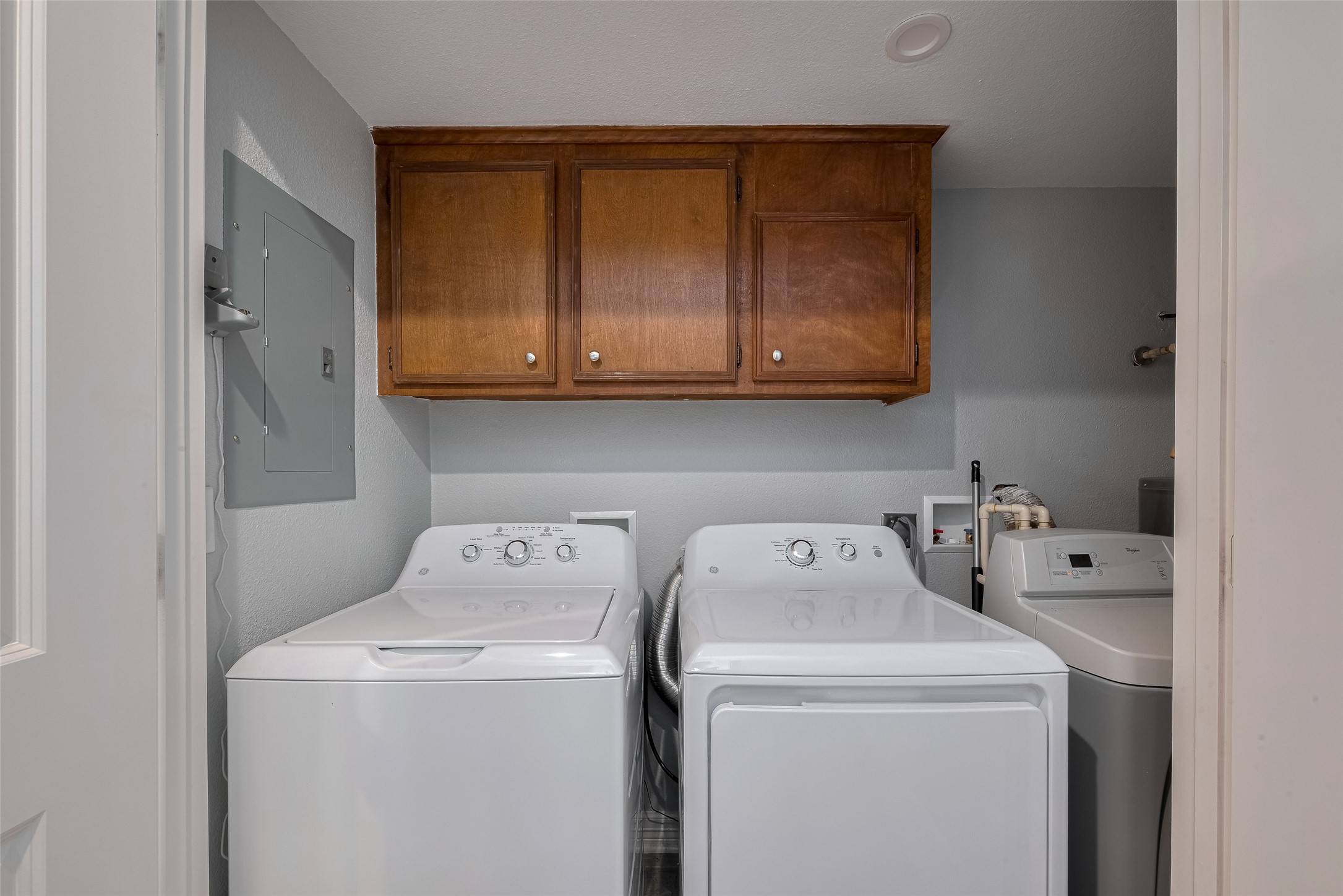 64 Hideaway Drive Friendswood, TX 77546 - Photo 13 of 33 a utility room with dryer and washer