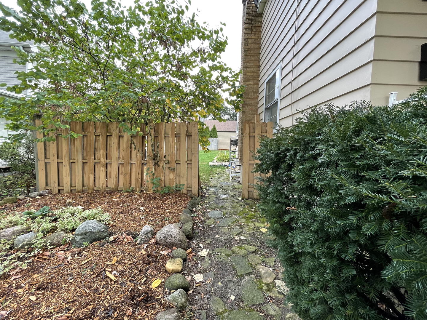 409 South Naperville Road Wheaton, IL 60187 - Photo 8 of 11 a backyard of a house