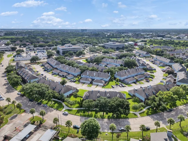 $250,000 | 1271 El Camino Village Drive, Webster, TX 77058