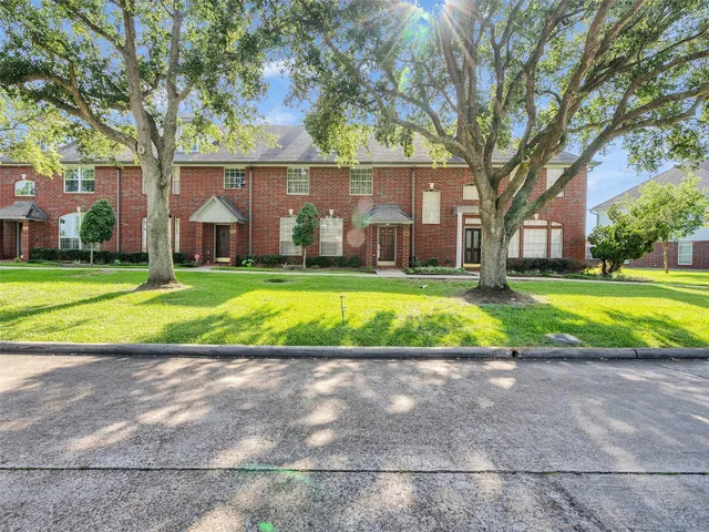 $250,000 | 1271 El Camino Village Drive, Webster, TX 77058