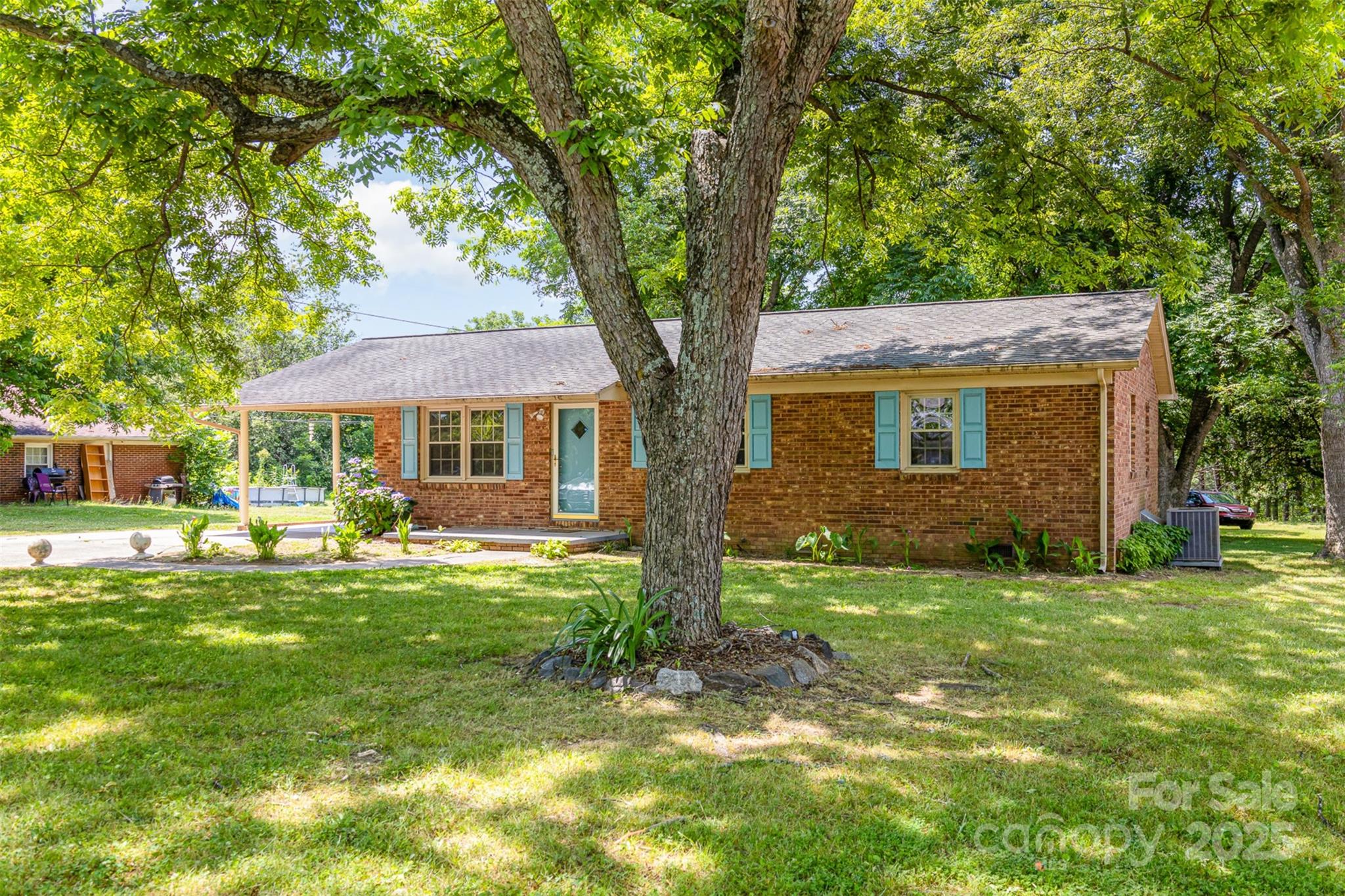 621 Oak Grove Road Kings Mountain, NC 28086 - Photo 3 of 34 a front view of a house with a garden
