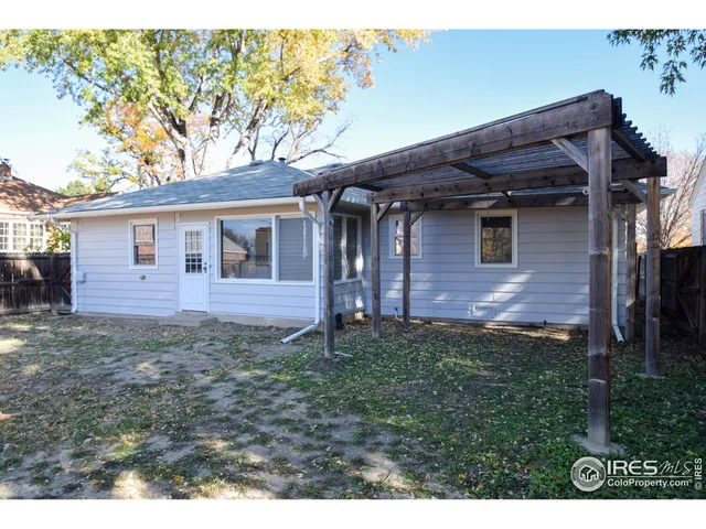 a view of a house with backyard and garden