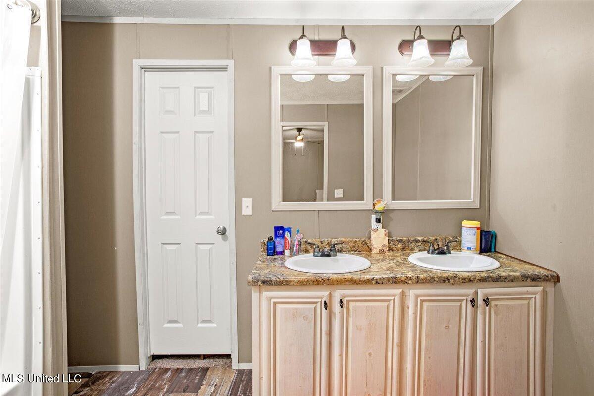 59 West Seneca Road Lumberton, MS 39455 - Photo 29 of 41 29-Jack & Jill Bath