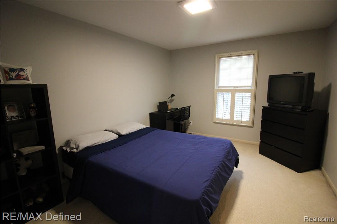 3727 Woodmonte Drive Rochester, MI 48306 - Photo 18 of 28 Guest Suite with Private Guest Bath