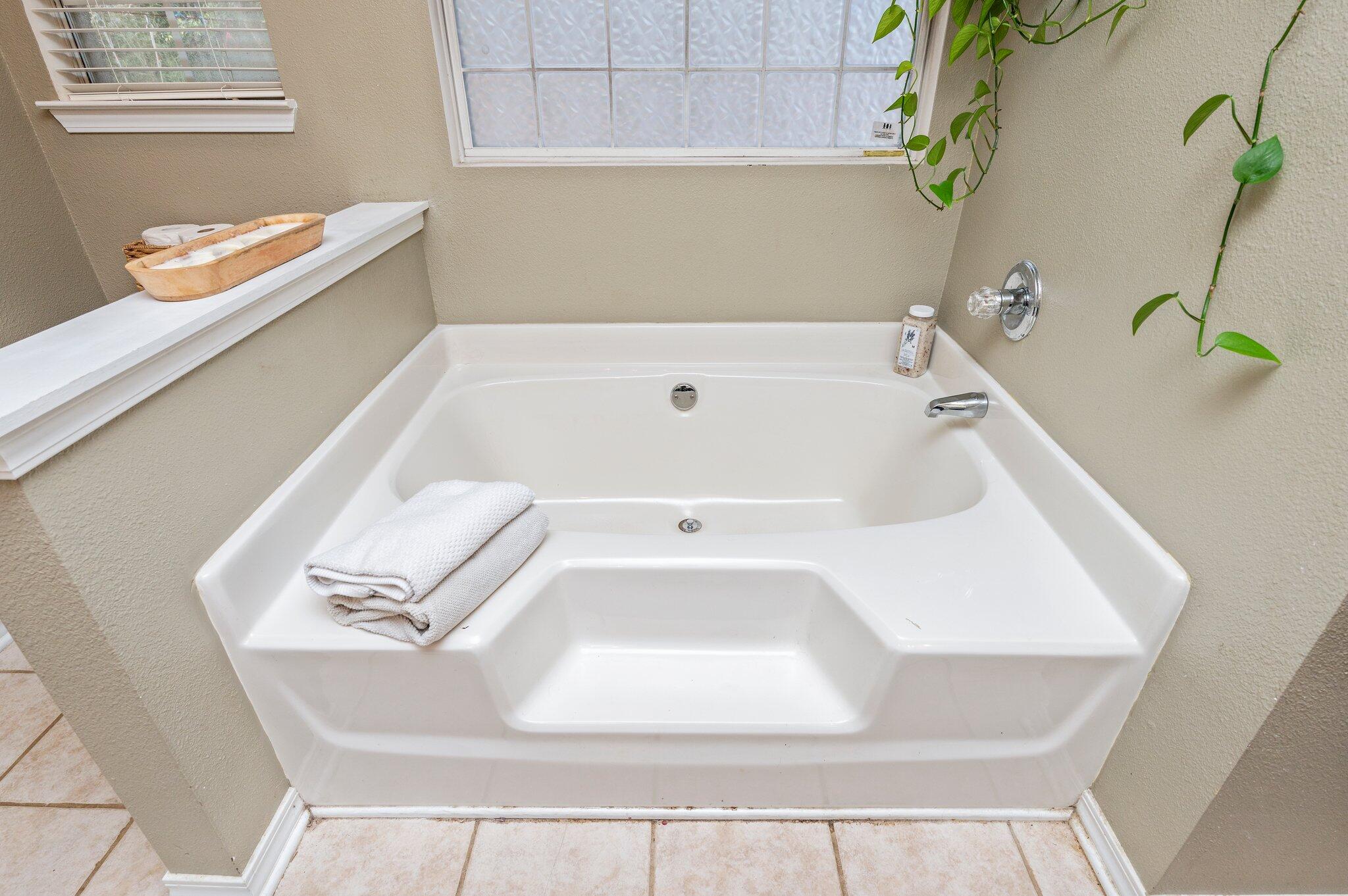 5938 Ridgeview Drive Milton, FL 32570 - Photo 33 of 58 a bathroom with a tub