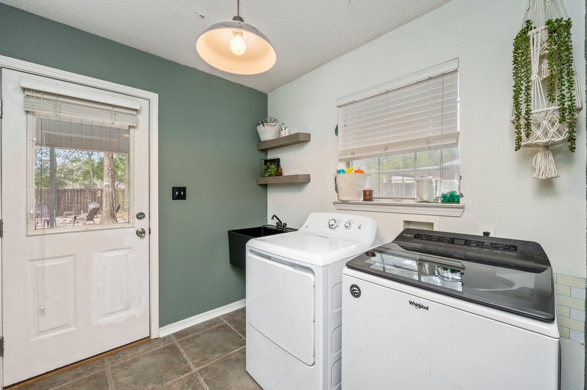 5938 Ridgeview Drive Milton, FL 32570 - Photo 41 of 58 a kitchen that has a stove and a window