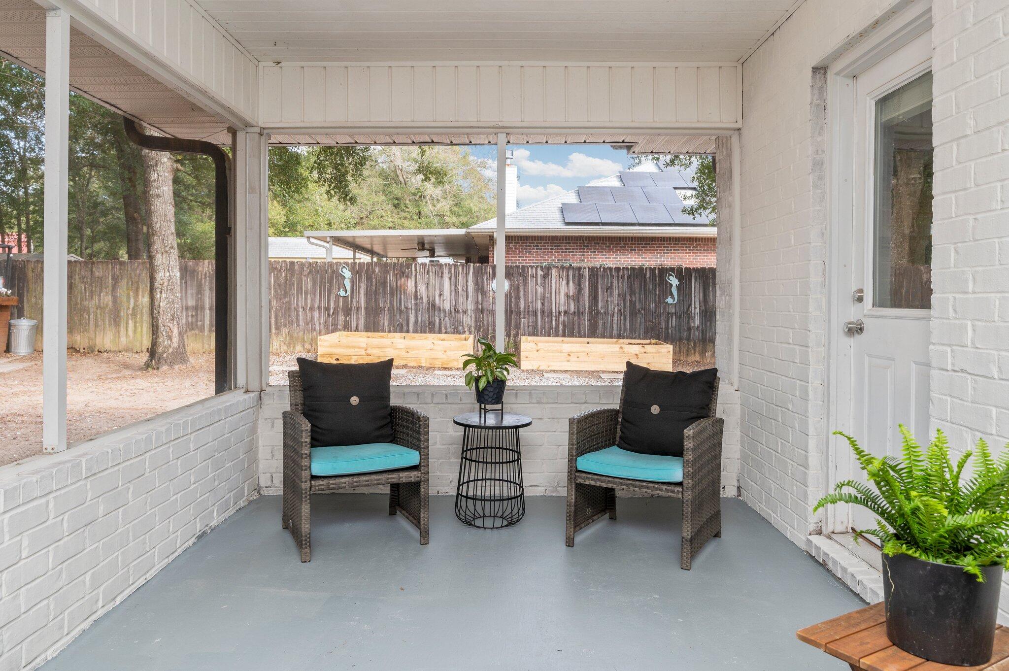 5938 Ridgeview Drive Milton, FL 32570 - Photo 56 of 58 a living room with furniture and a potted plant
