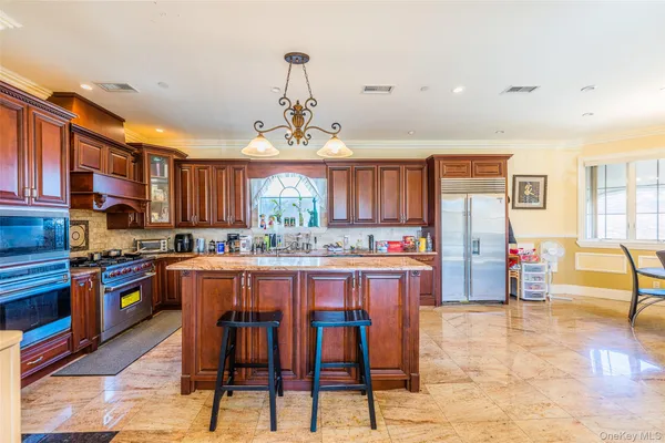 $2,280,000 | 160-03 Cryders Lane | Beechhurst