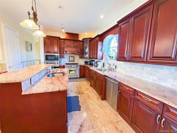 $2,280,000 | 160-03 Cryders Lane | Beechhurst