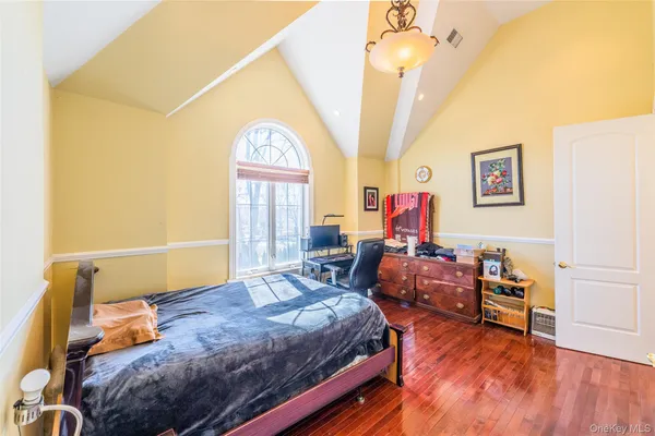 $2,280,000 | 160-03 Cryders Lane | Beechhurst