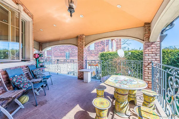 $2,280,000 | 160-03 Cryders Lane | Beechhurst