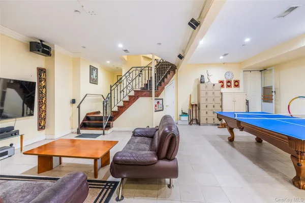 $2,280,000 | 160-03 Cryders Lane | Beechhurst