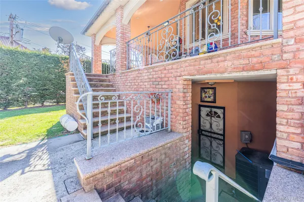 $2,280,000 | 160-03 Cryders Lane | Beechhurst