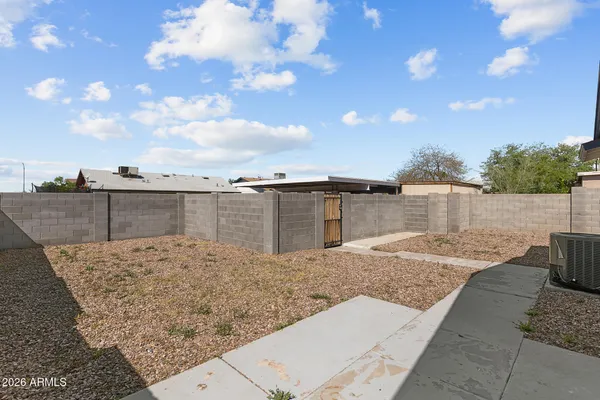 a view of a backyard