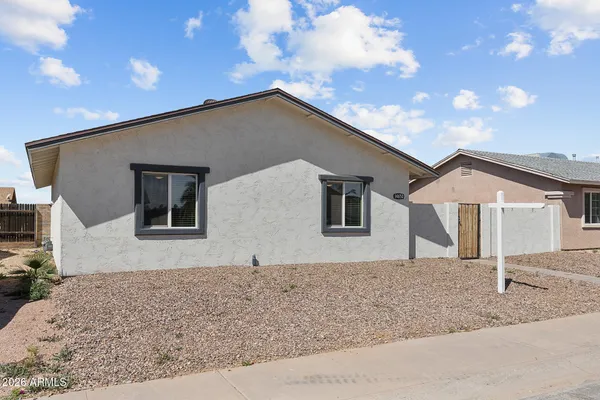 a view of a house with backyard