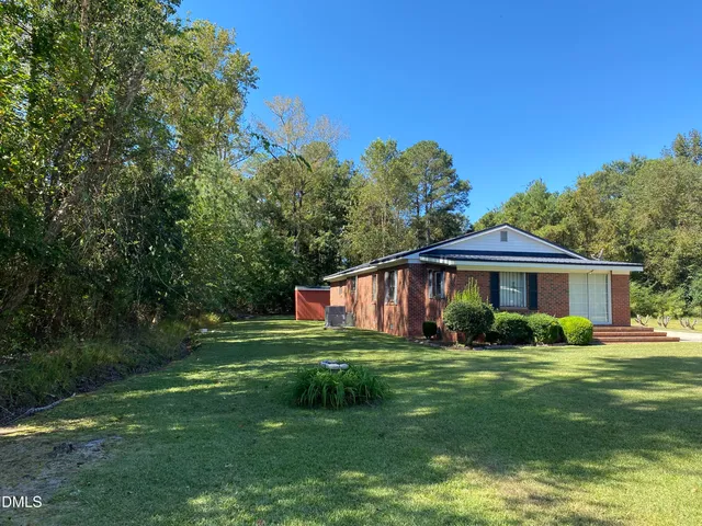 a view of front of a house with a yard