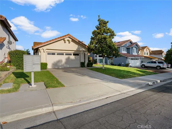a house with yard and a car parked in front of it