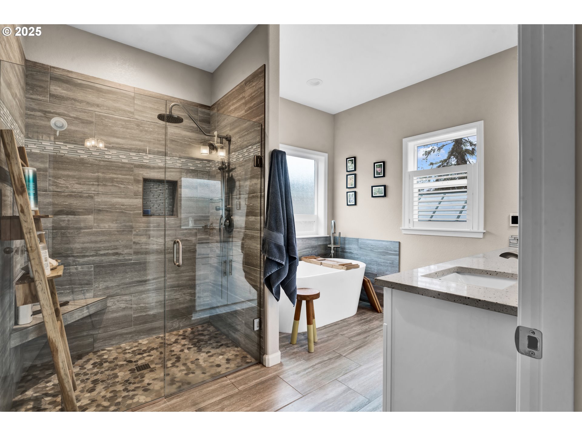 9 Whitetail Court Florence, OR 97439 - Photo 24 of 48 Owner's Suite Bathroom