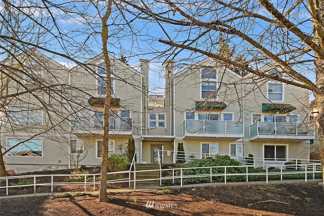 9221 Interlake Avenue North, Unit 104 Seattle, WA 98103 - Photo 1 of 17 Gallery Image 1