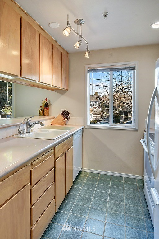 9221 Interlake Avenue North, Unit 104 Seattle, WA 98103 - Photo 7 of 17 Gallery Image 7