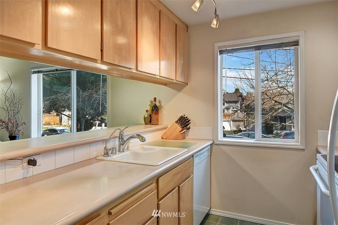 9221 Interlake Avenue North, Unit 104 Seattle, WA 98103 - Photo 9 of 17 Gallery Image 9