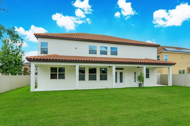 a view of a house with backyard