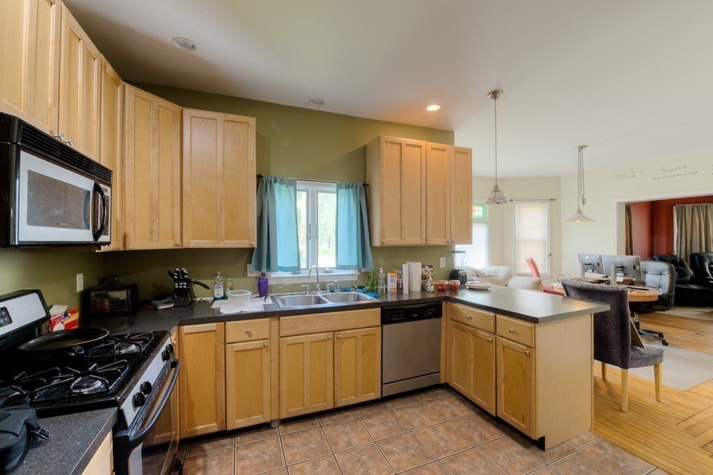 407-9 Sumner Avenue Springfield, MA 01108 - Photo 20 of 40 a kitchen with lots of counter top space