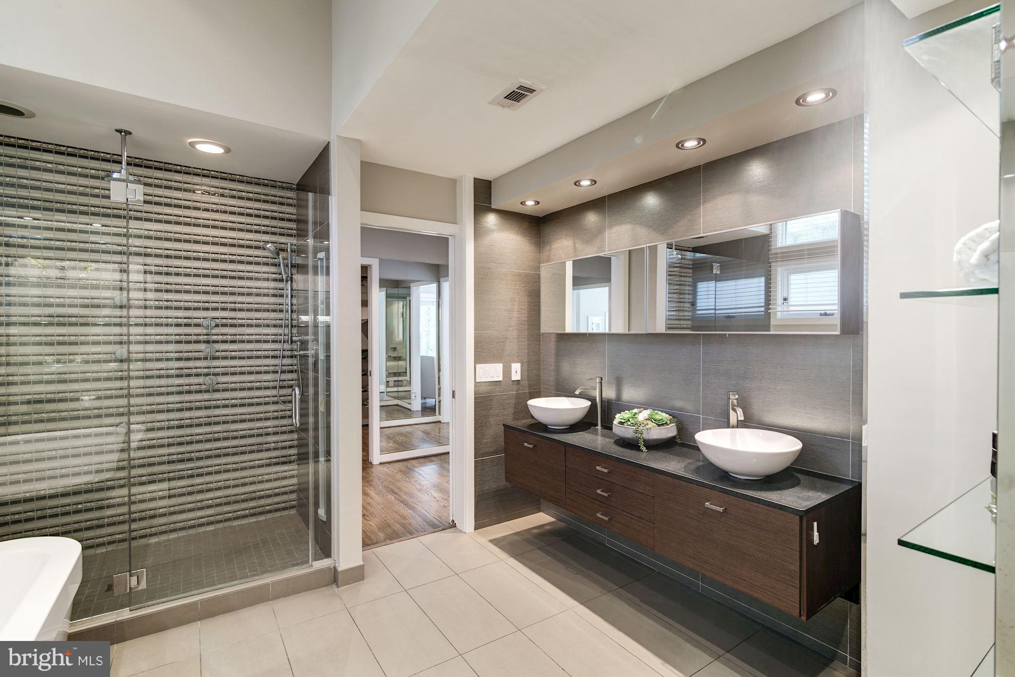 7827 Langley Ridge Road McLean, VA 22102 - Photo 17 of 30 Bath (Master)