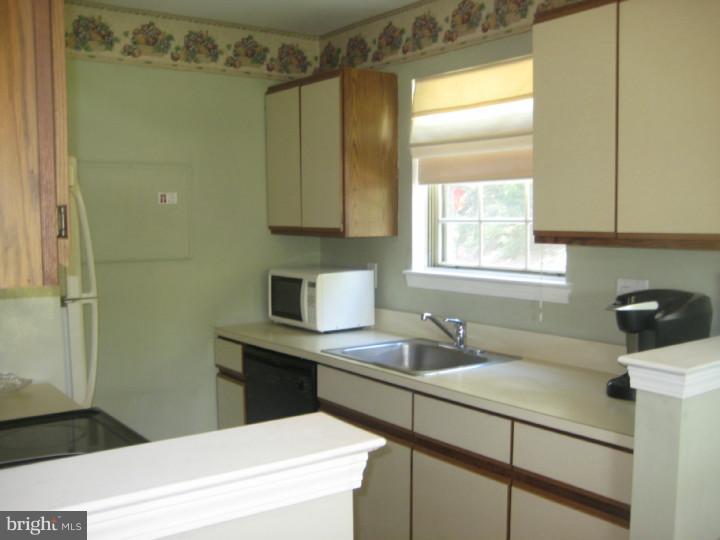 250 Tavistock Road Cherry Hill, NJ 08034 - Photo 10 of 19 Kitchen