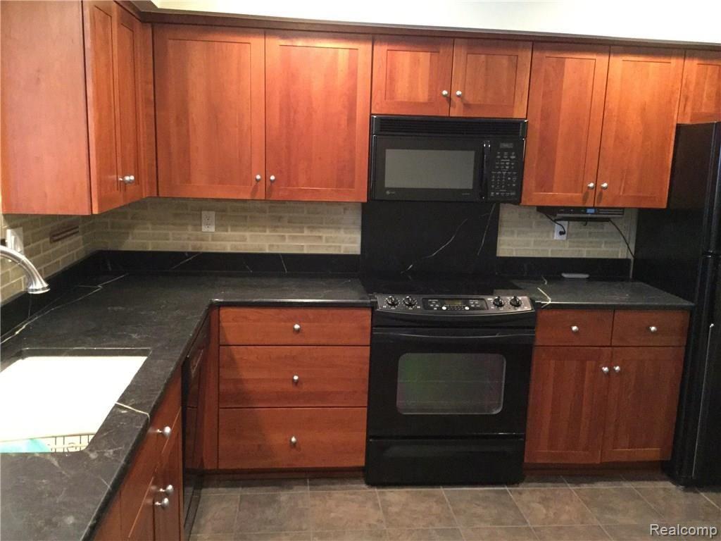 29690 Pine Ridge Circle Farmington Hills, MI 48331 - Photo 2 of 7