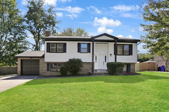 $299,900 | 7455 Oak Park Drive, Newburgh, IN 47630