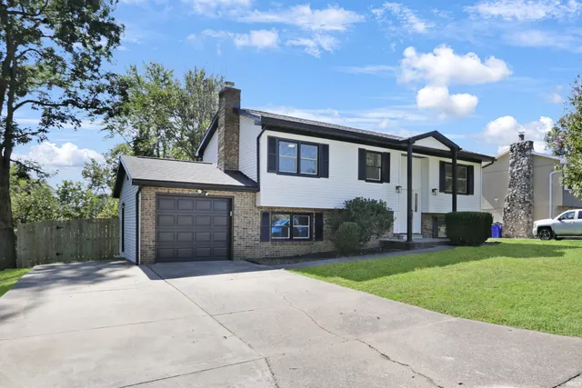 $299,900 | 7455 Oak Park Drive, Newburgh, IN 47630